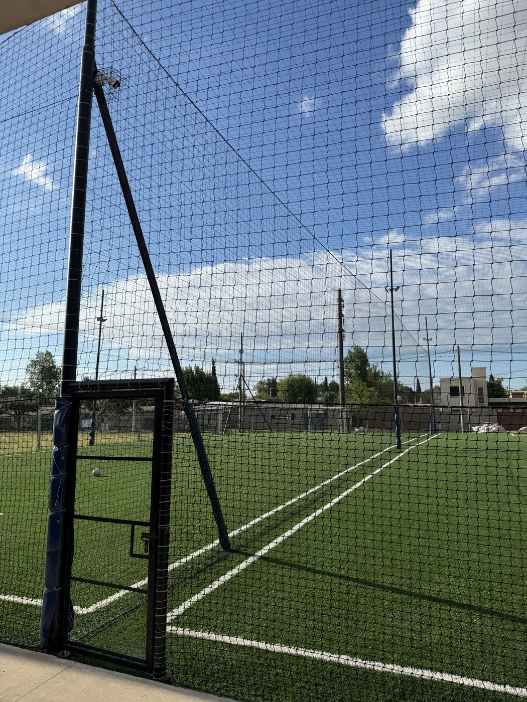 Arco y césped sintético de una de las canchas de fútbol 5