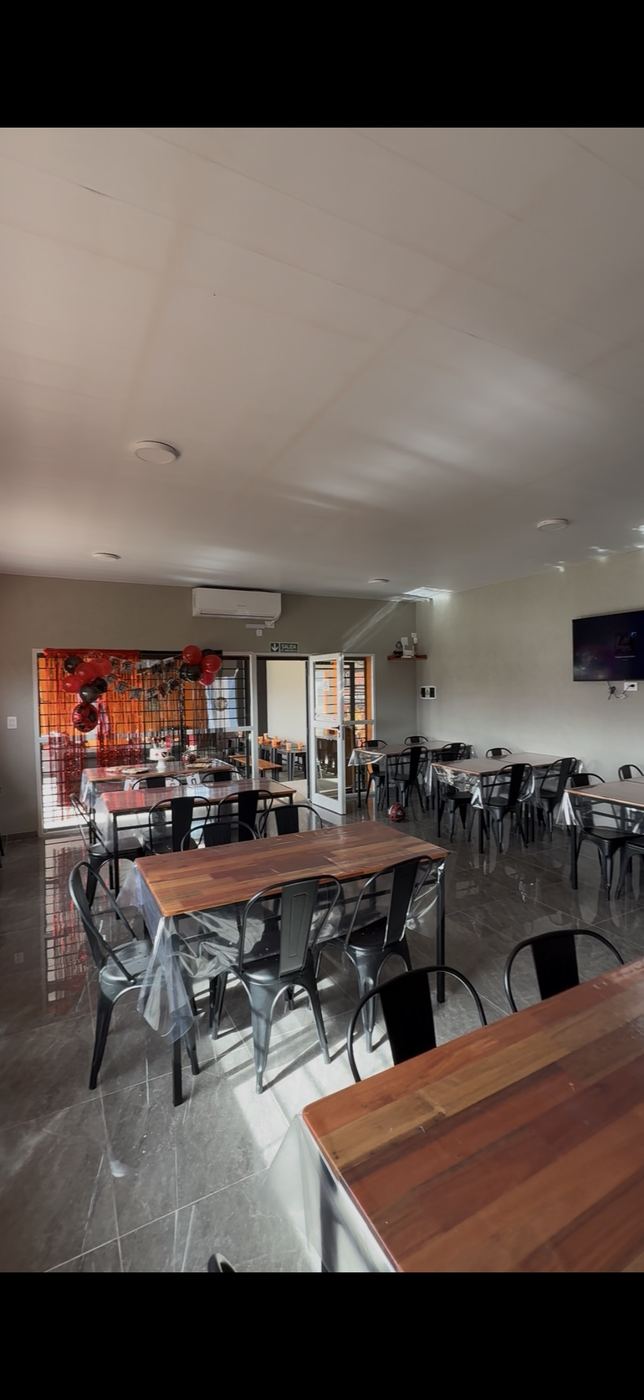 Salón del complejo armado para un cumpleaños, con las mesas puestas