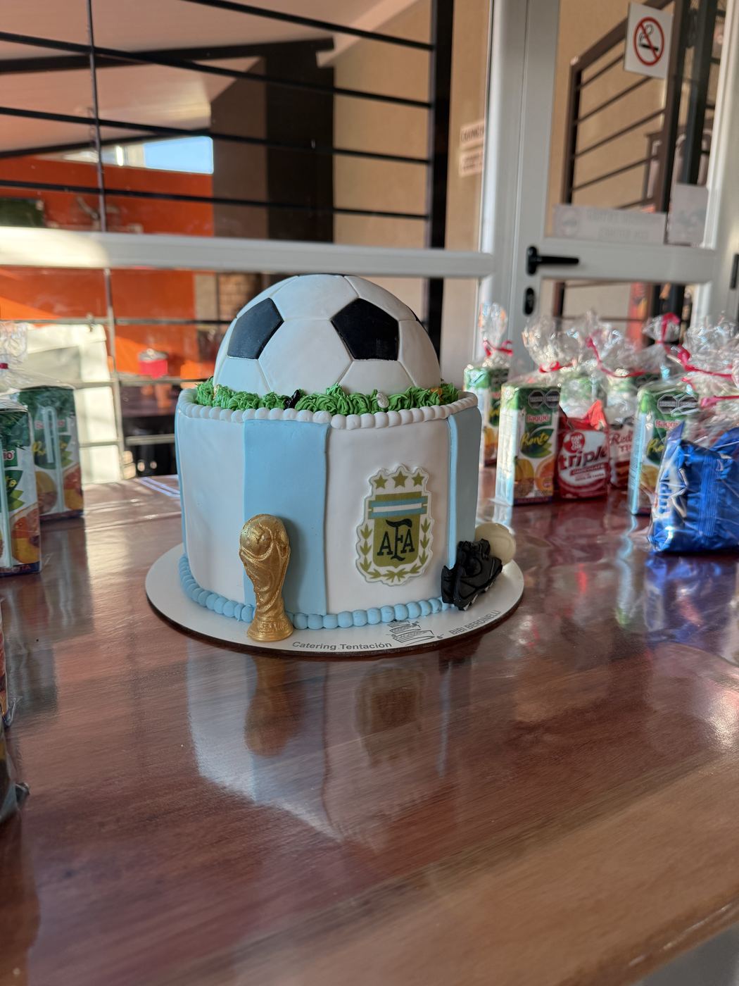 Torta de cumpleaños con forma de pelota de fútbol